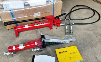 KP-35楔形千斤頂實(shí)物圖一 KP-35楔形千斤頂實(shí)物圖一